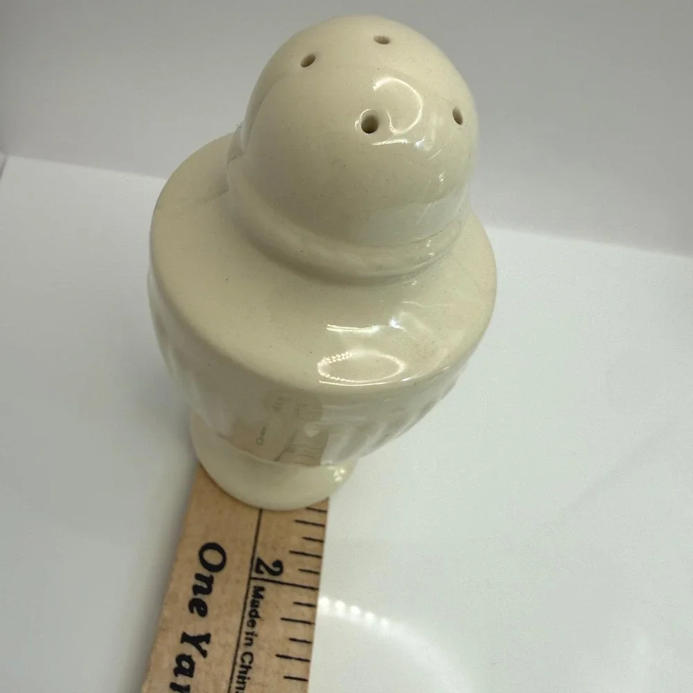 Wedgwood‎ Edme Salt & Pepper Shakers Creamware England Vintage Set